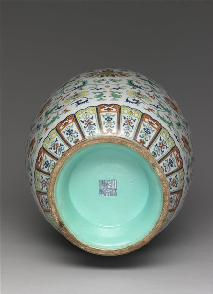 鬥彩番蓮紋雙耳瓶