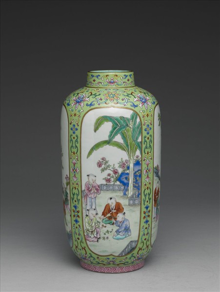 粉彩綠地開光嬰戲圖燈籠尊