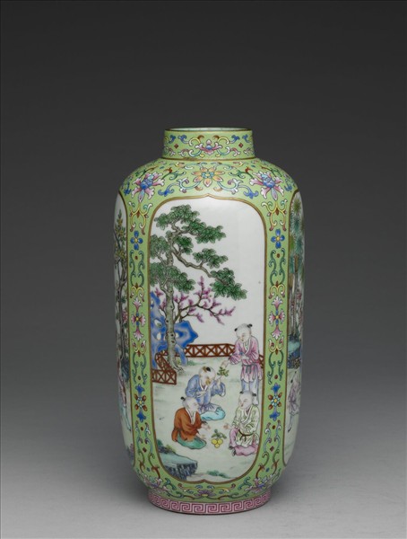 粉彩綠地開光嬰戲圖燈籠尊