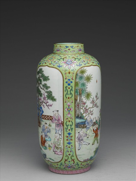 粉彩綠地開光嬰戲圖燈籠尊