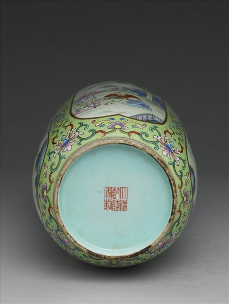 粉彩綠地開光嬰戲圖燈籠尊