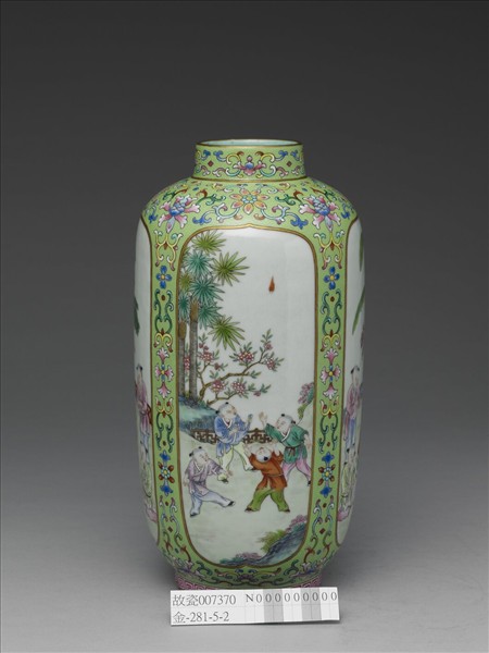 粉彩綠地開光嬰戲圖燈籠尊