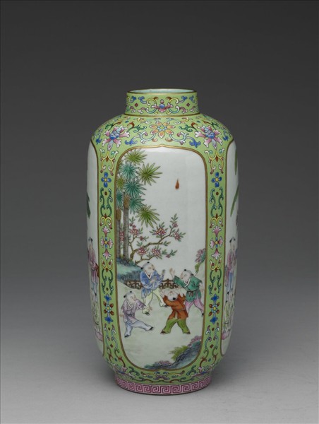 粉彩綠地開光嬰戲圖燈籠尊