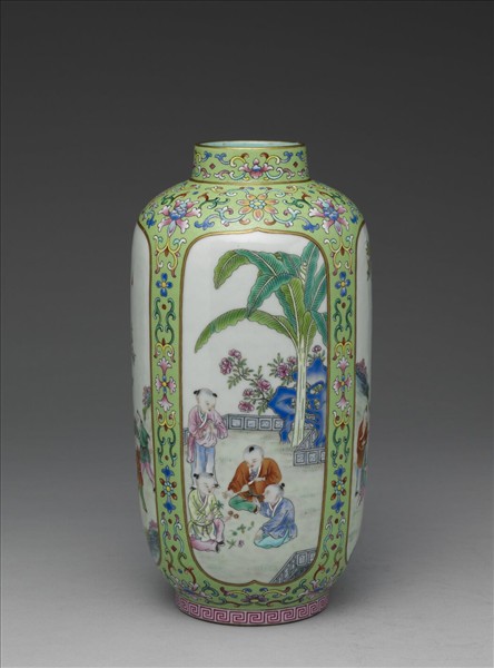 粉彩綠地開光嬰戲圖燈籠尊