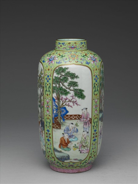 粉彩綠地開光嬰戲圖燈籠尊