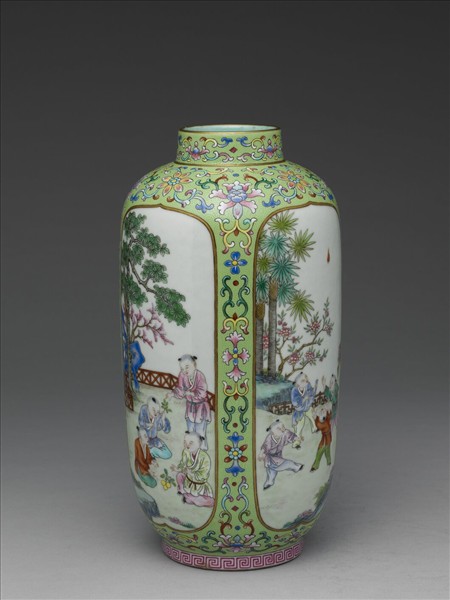 粉彩綠地開光嬰戲圖燈籠尊