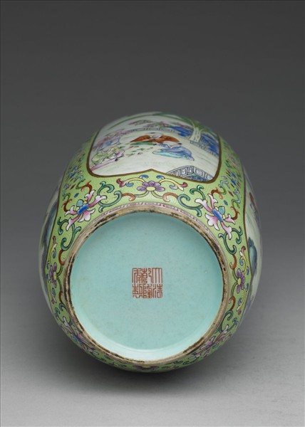 粉彩綠地開光嬰戲圖燈籠尊