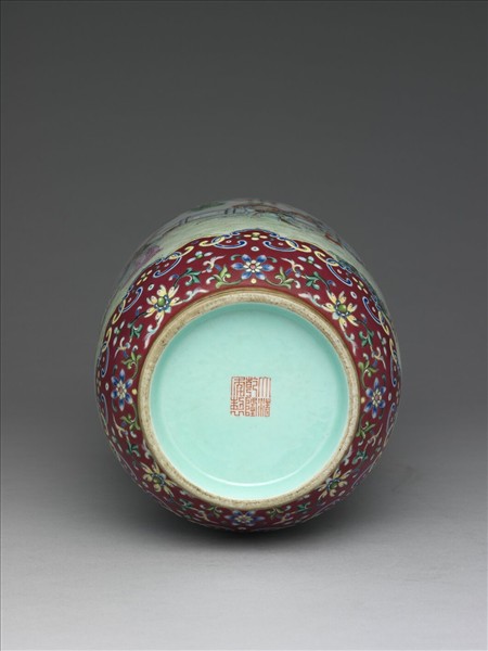 粉彩仕女奏樂圖燈籠瓶