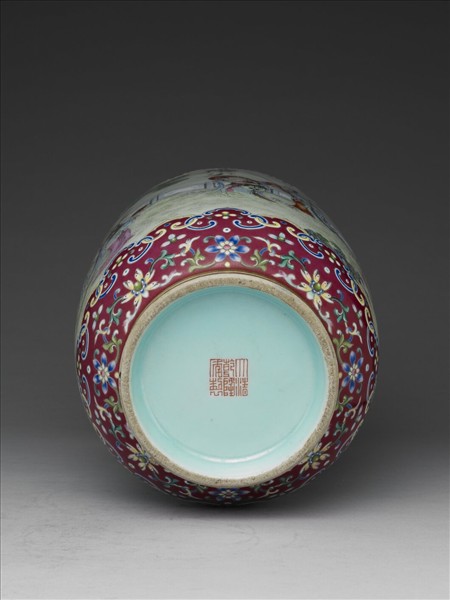 粉彩仕女奏樂圖燈籠瓶