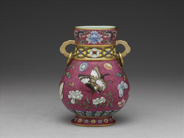 琺瑯彩洋紅地花蝶紋活環耳瓶