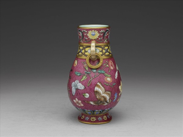 琺瑯彩洋紅地花蝶紋活環耳瓶