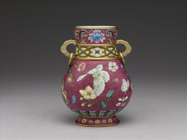 琺瑯彩洋紅地花蝶紋活環耳瓶