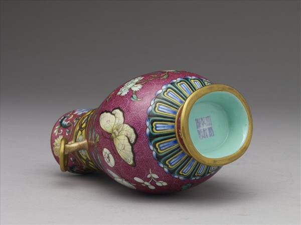 琺瑯彩洋紅地花蝶紋活環耳瓶