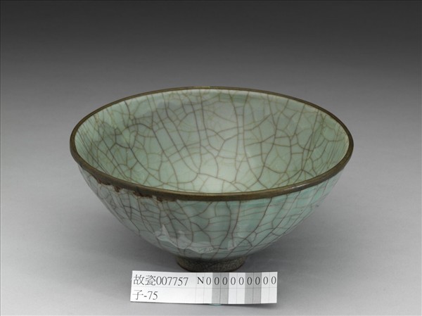 青瓷菊瓣紋碗
