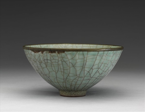 青瓷菊瓣紋碗