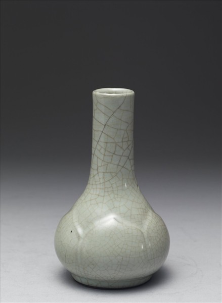 青瓷蓮瓣紋瓶