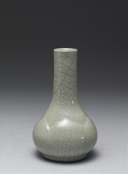 青瓷蓮瓣紋瓶