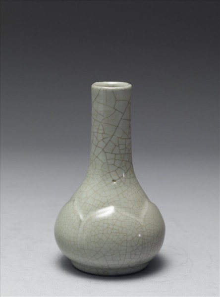 青瓷蓮瓣紋瓶
