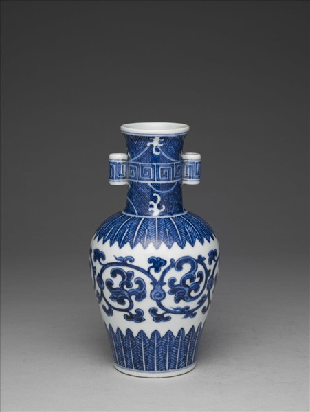 青花海石榴紋貫耳瓶