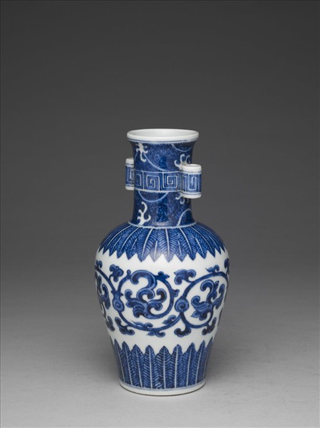 青花海石榴紋貫耳瓶