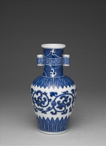 青花海石榴紋貫耳瓶