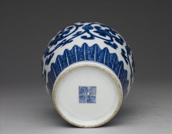 青花海石榴紋貫耳瓶