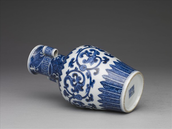 青花海石榴紋貫耳瓶