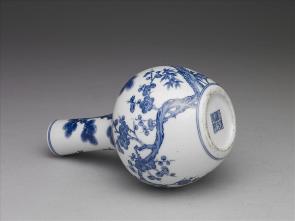 青花歲寒三友瓶