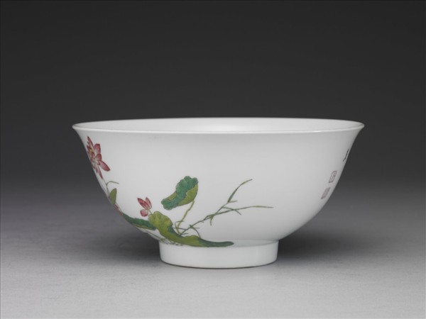 琺瑯彩九蓮獻瑞圖碗