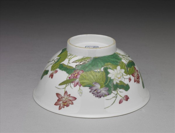 琺瑯彩九蓮獻瑞圖碗