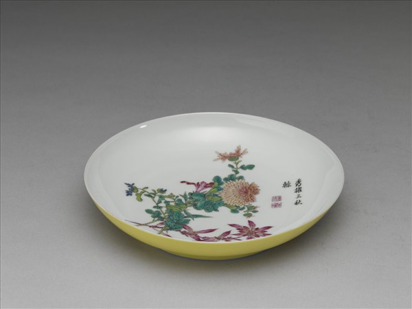琺瑯彩黃地菊花碟