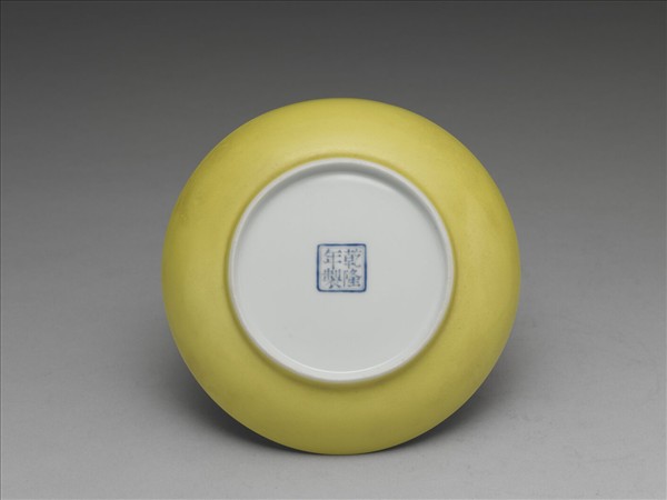 琺瑯彩黃地菊花碟