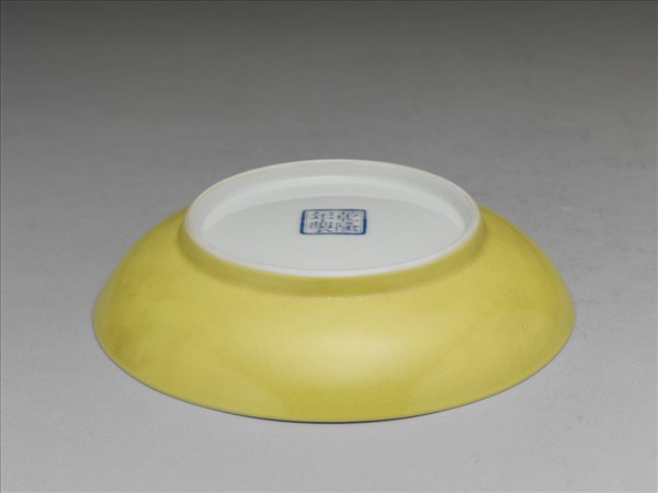 琺瑯彩黃地菊花碟