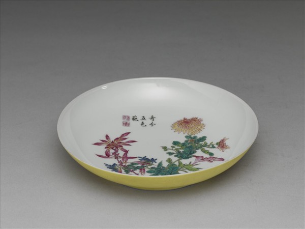 琺瑯彩黃地菊花碟