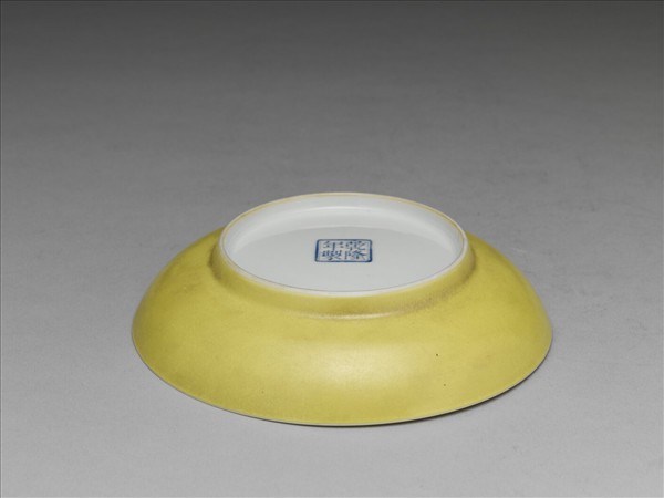 琺瑯彩黃地菊花碟