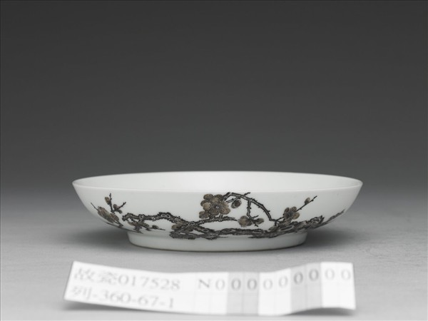 琺瑯彩赭墨梅花紋碟