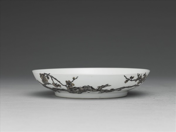 琺瑯彩赭墨梅花紋碟