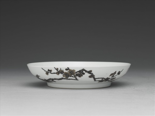 琺瑯彩赭墨梅花紋碟