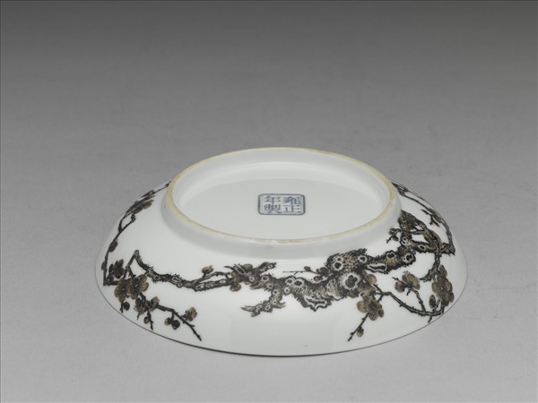 琺瑯彩赭墨梅花紋碟