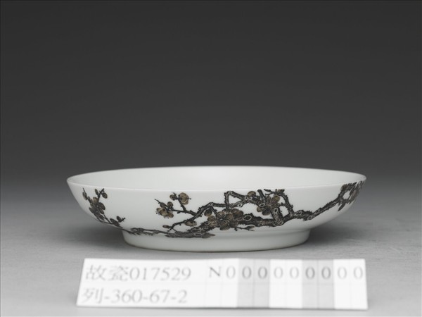 琺瑯彩赭墨梅花紋碟