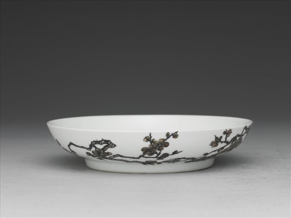 琺瑯彩赭墨梅花紋碟