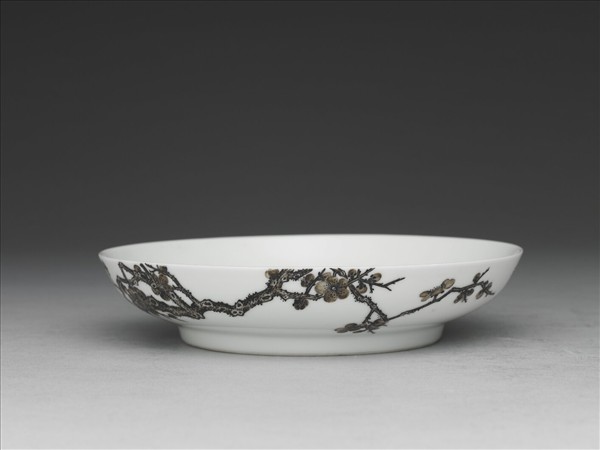 琺瑯彩赭墨梅花紋碟