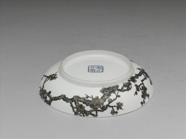 琺瑯彩赭墨梅花紋碟