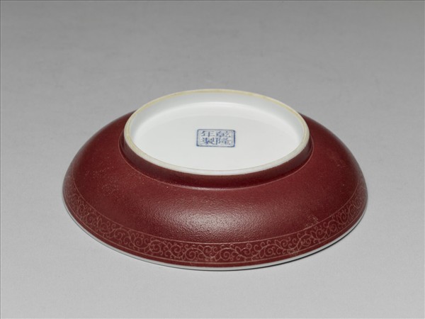 琺瑯彩紅地花蝶碟