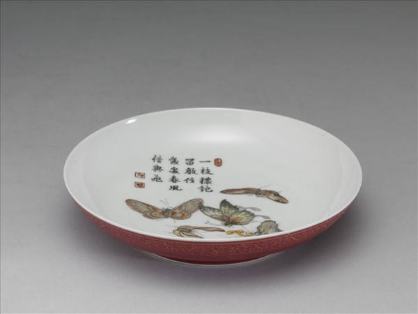 琺瑯彩紅地花蝶碟