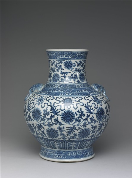 青花番蓮八寶紋獸環壺