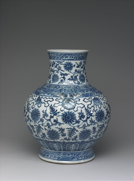 青花番蓮八寶紋獸環壺