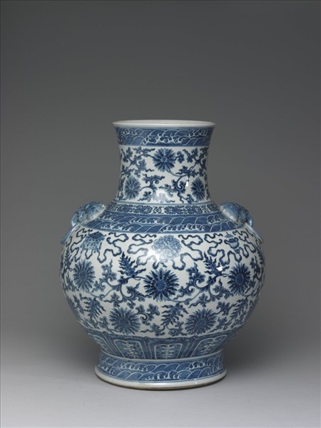 青花番蓮八寶紋獸環壺