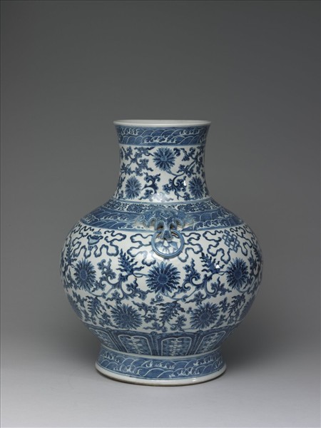 青花番蓮八寶紋獸環壺