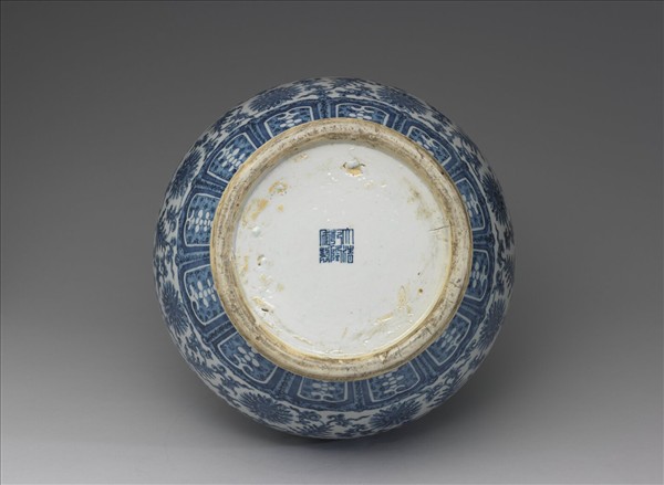 青花番蓮八寶紋獸環壺